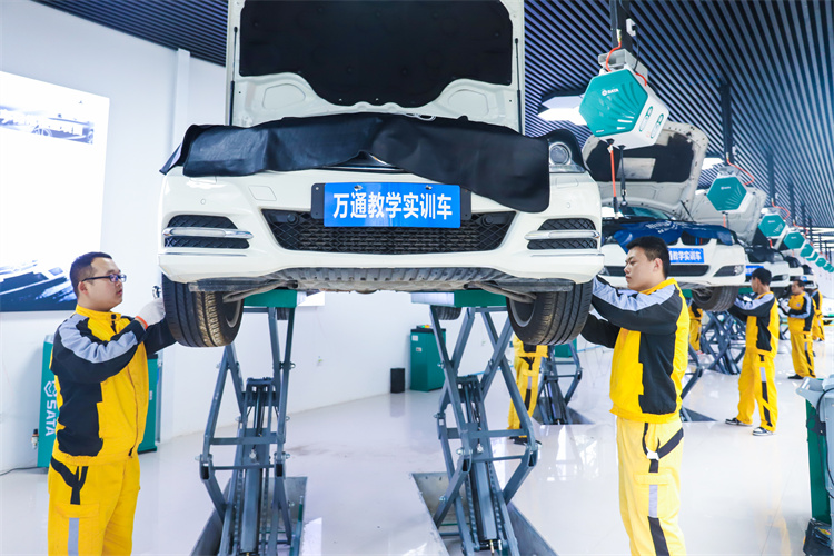 滑檔落榜有什么好選擇？大學生在“回爐”學技術，你還在等什么？