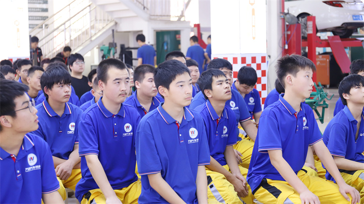 ?擇校不滿意怎么辦？西安萬通“拍了拍你”！你可以轉學過來??！