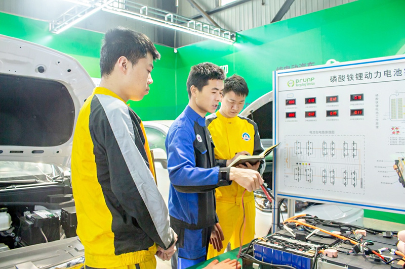 初高中畢業學汽車技術：引領未來高端汽車服務業的明智之選