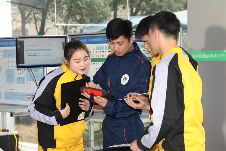 學歷低/沒背景/就業難！學啥技術能改變現狀？?