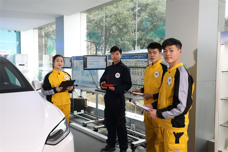 【油車維修工不會修新能源車？】短期的汽車新能源技術更適合成年人選擇！