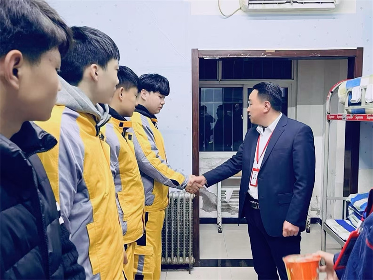 西安萬通校領導溫情關懷：心系2025級新生，暖入寢室送溫馨