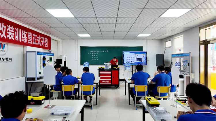 西安萬通「智能小車改裝」精英訓練營，炫技時刻到！玩轉硬核科技！