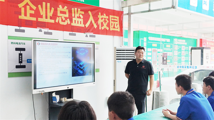 “技能成就未來！馮熹燾總監走進西安萬通，揭秘職場新機遇”