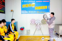 炫酷教學體驗課  引來訪校學生圍觀