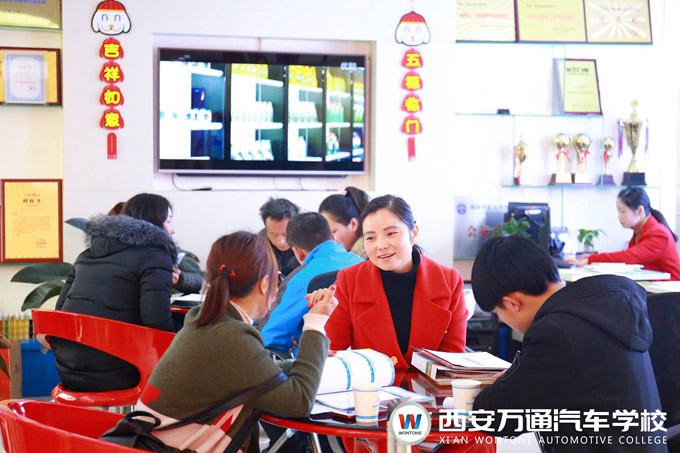 西安萬通課程咨詢師為來訪的家長學生耐心講解
