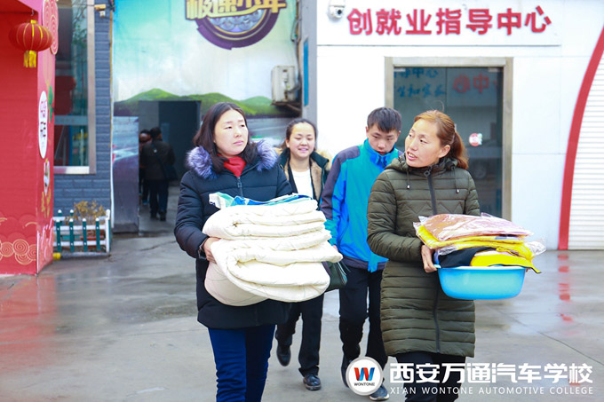西安萬通班主任老師幫新生領取生活用品