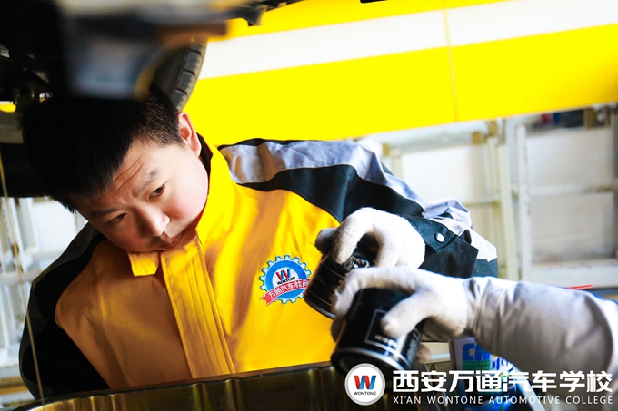 西安萬通汽車學校新生學子首次課堂實訓