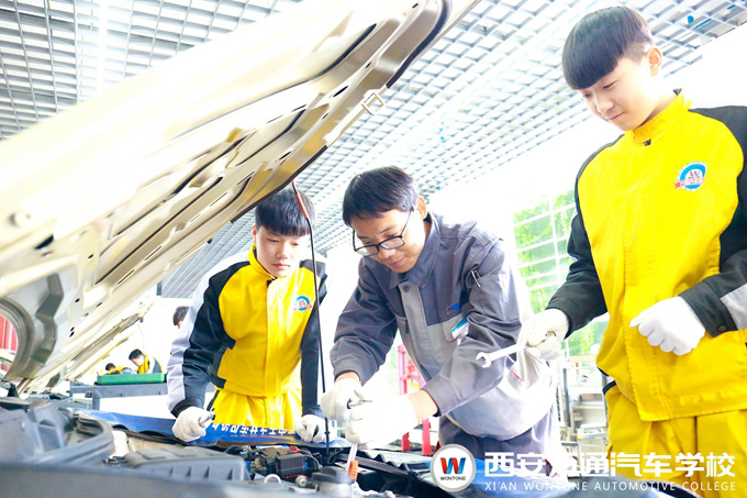 西安萬通汽車學校汽車機電維修教學課堂