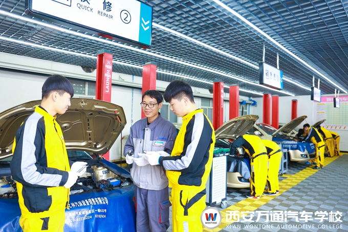 西安萬通汽車學校汽車維修實訓課堂