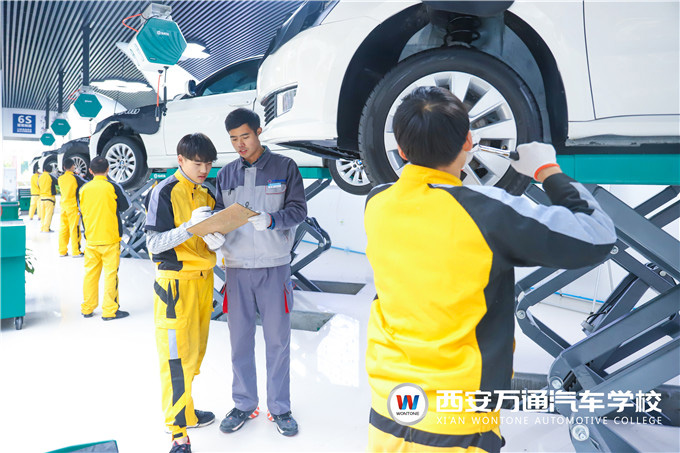 行車路上，汽車輪胎卡進石子怎么辦？