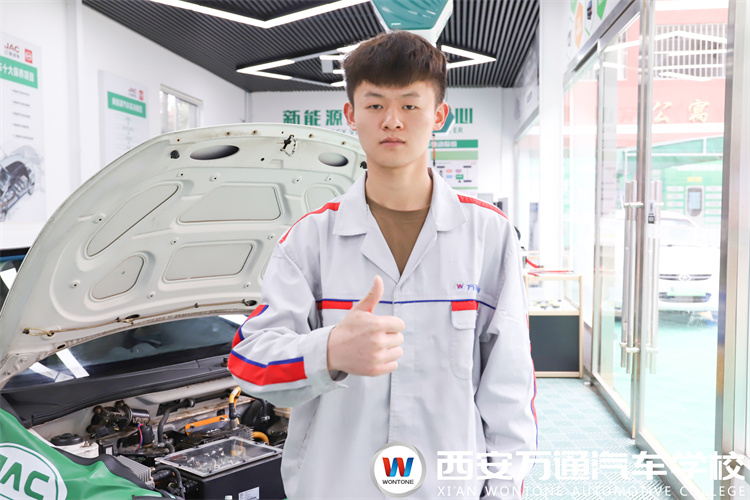 徐一方：傳統機修轉行來萬通學新能源技術！