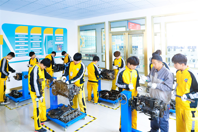 職業教育發展勢頭良好，初中生想學一門技術，如何選擇好學校？