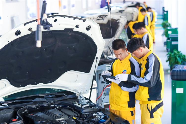 你還擔心畢業不好找工作？找對學校輕松解決！