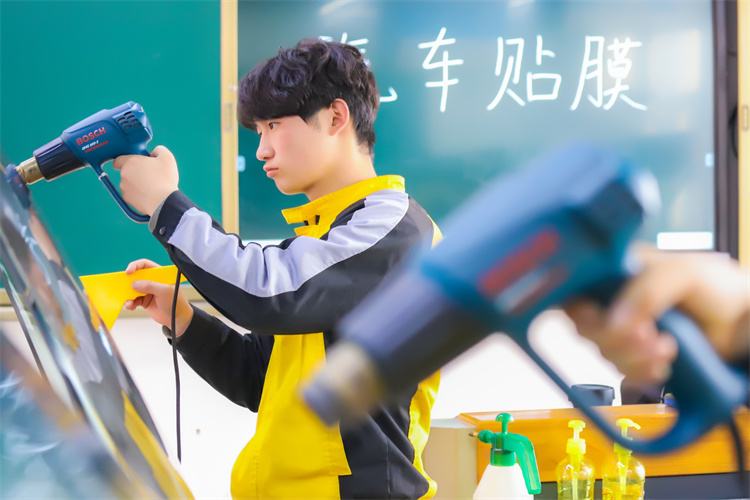 初中生成績差，考不上高中只能去打工？？？